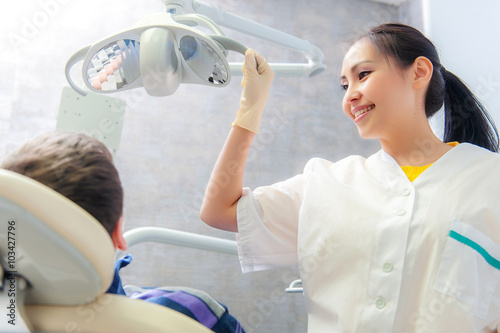 Zdjęcia Portrait of a friendly dentist in dental clinic