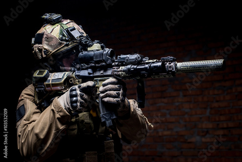 zolnierz-spec-ops-w-mundurze-z-karabinu-czlowieka