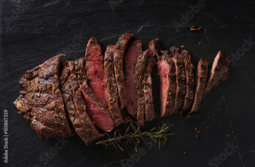 Zdjęcia grilled flat iron steak shot in flat lay style from overhead