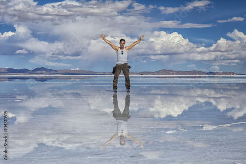 Poster Uomo a braccia aperte nel deserto di sale : Salares de Uyuni, Bolivia