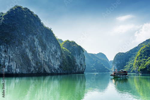 Poster Tourist boat in the Ha Long Bay of the South China Sea, Vietnam
