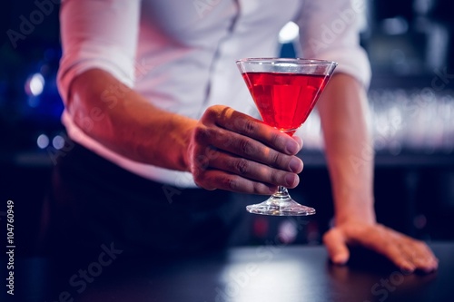 Zdjęcia Bartender serving a red martini