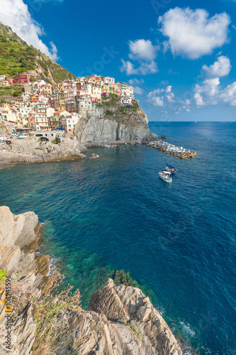Poster Scenic view of ocean and harbor in colorful village Vernazza, Ci