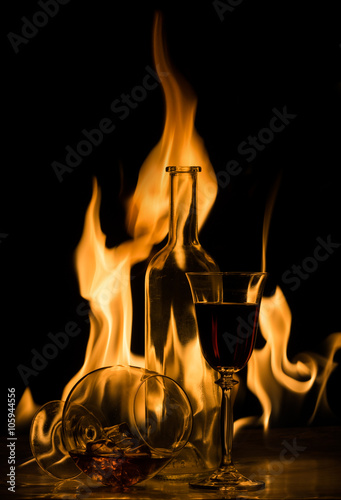butelka-i-szkla-alkohol-na-tle-f