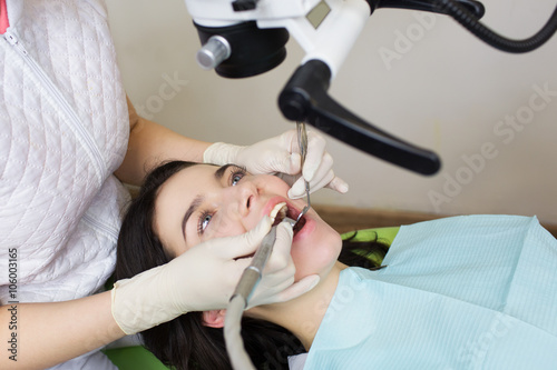 Zdjęcia professional dentist examination patient with microscope at the office