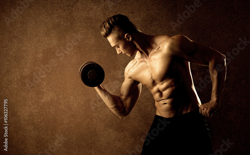 miesniowy-dysponowany-bodybuilder-atlety-udzwigu-ciezar