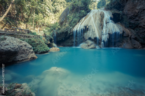 wspaniala-siklawa-z-kolorowym-drzewem-w-thailand