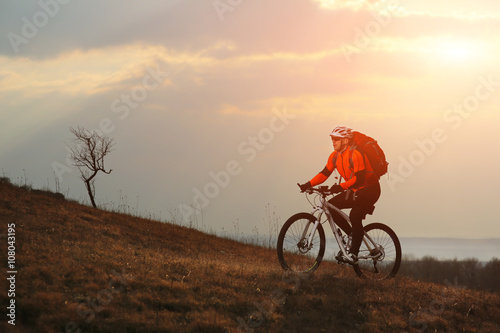 mezczyzna-cyklista-z-plecakiem-jedzie-bicykl