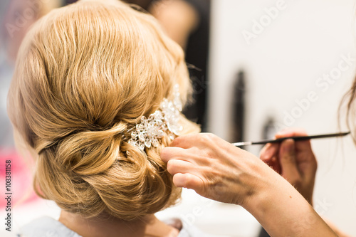 Zdjęcia Hair stylist makes the bride before a wedding