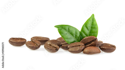 Fototapeta coffee grains with leaves isolated