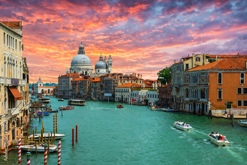 kanal-grande-i-bazylika-santa-maria-della-salut-wlochy