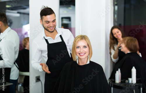 Zdjęcia Happy girl after cutting hair