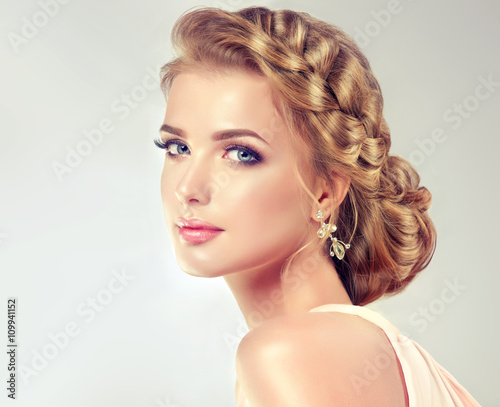 piekna-model-dziewczyna-z-elegancka-fryzure-beautiy