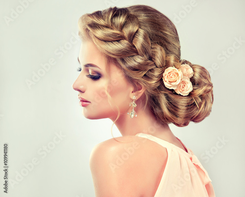 piekna-model-dziewczyna-z-elegancka-fryzure-beautiy