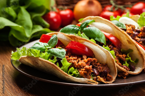 Zdjęcia Mexican tacos with minced meat, beans and spices