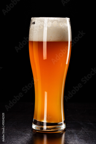szklo-piwa-na-czarno-napoj-barowy-piwo-pecherzyki-zblizenie