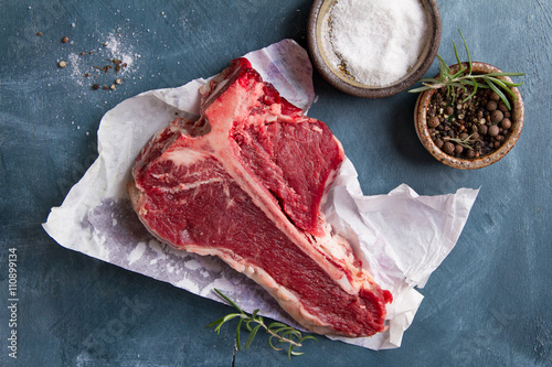 Zdjęcia Thick raw T-bone steak with seasoning