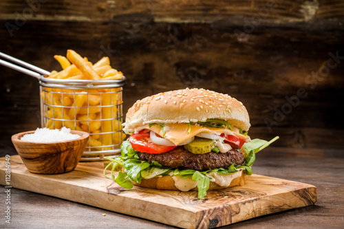 hamburger-s-hranolky-rychle-obcerstveni
