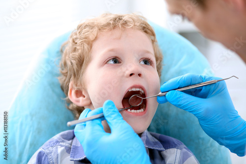 Zdjęcia Close up of boy having his teeth examined by a dentist