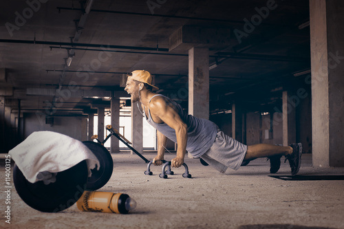 Zdjęcia Guy in the baseball cap in the gym