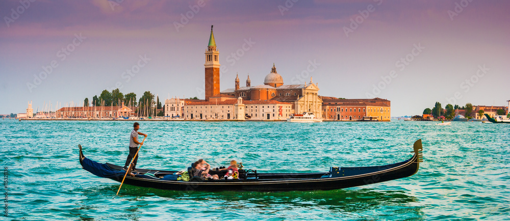 gondola-z-san-giorgio-maggiore-przy-zmierzchem-wenecja-wlochy