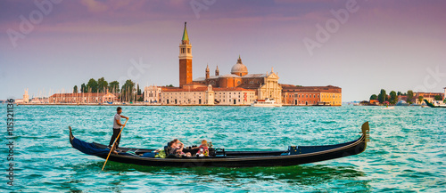 gondola-z-san-giorgio-maggiore-przy-zmierzchem-wenecja-wlochy