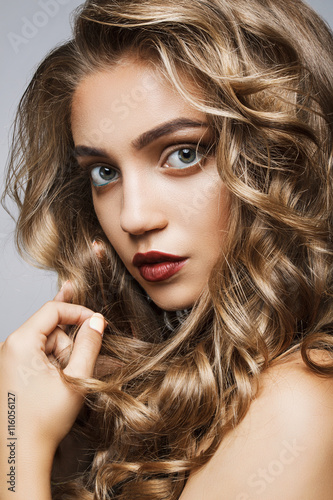 Zdjęcia Beautiful girl with long wavy hair . fair-haired model with curl