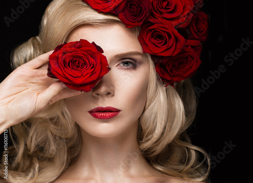 Poster Beautiful blond girl in dress and hat with roses, classic makeup, curls, red lips