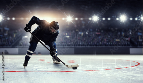 jugador-de-hockey-sobre-hielo-tecnica-mixta