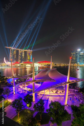 Obraz na plátne Cityscape of Singapore night in twilight time : Marina Bay view