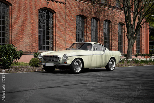Oldtimer Schönheit vor Backsteingebäude