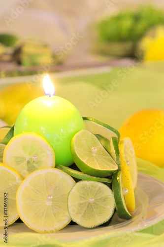 piękna i świeża dekoracja weselna z cytryn i limonki 
