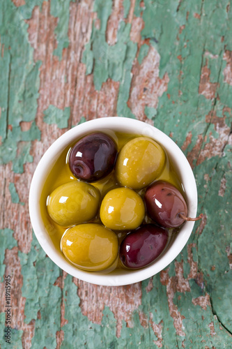 Zdjęcia olives in a bowl on wooden surface