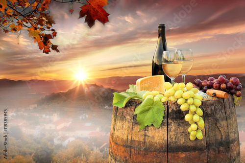 biale-wino-z-beczka-na-slynnej-winnicy-w-chianti