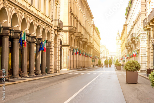 rzym-srodkowa-zwyczajna-ulica-w-turyn-miescie-w