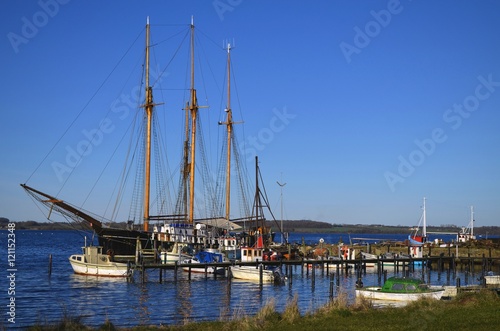 Poster Ostseeküste im Fokus - Schiffe, Pferde, Raps - Dreimaster am Steg