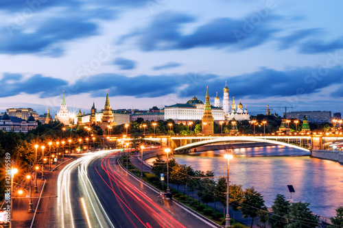 widok-moskwa-kremlin-w-nocy-rosja