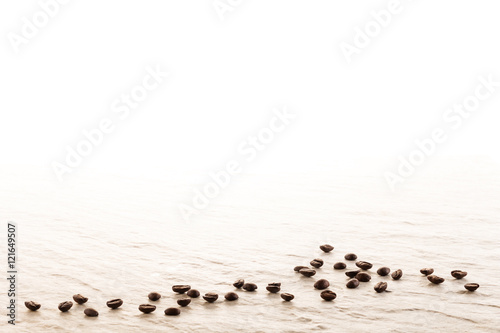 Lacobel Kaffeebohnen im Morgenlicht auf weißer Granitplatte, Hintergrund