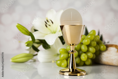 simbolo-eucaristico-de-pan-y-vino-caliz-y-host-primer-comunicador