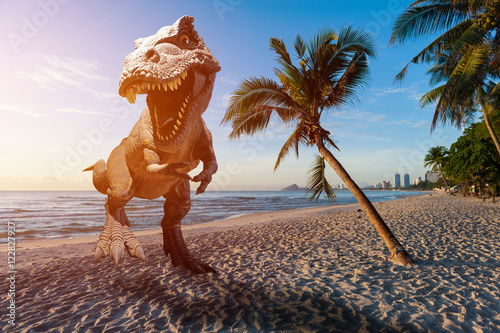 dinosaura-model-na-plazy-w-ranku