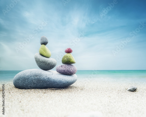 rownowazenie-kolorowa-zen-kamieni-ostroslup-na-piaskowatej-plazy