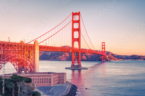 golden-gate-bridge-przy-wschodem-slonca-san-fransisco
