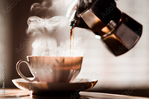 wlewanie-kawy-espresso-do-kubka-do-kawy-z-moka