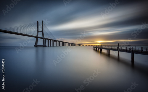 blekitny-wschod-slonca-przy-vasco-da-gama-mostem-w-lisbon