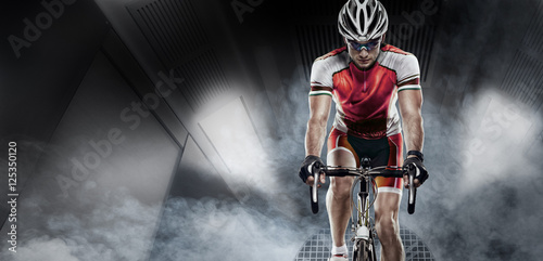 sport-rowerzysta-ma-trening-w-tunelu-aerodynamicznym