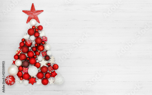 Weihnachten / Weihnachtsbaum aus Kugeln