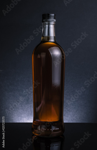 butelka-whisky-na-czarnym-tle-fajny-klimat