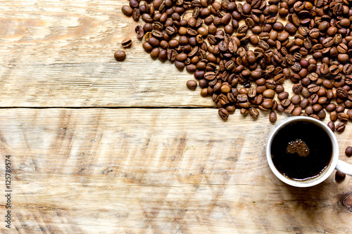 ziaren-kawy-na-drewniane-z-coffe-cup-table-vi