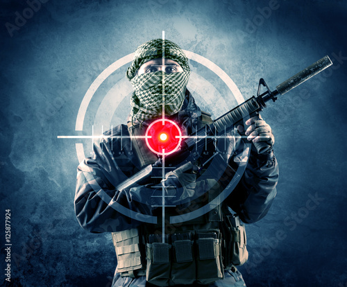 zamaskowany-terrorysta-z-pistoletem-i-celownikiem-laserowym-na-jego