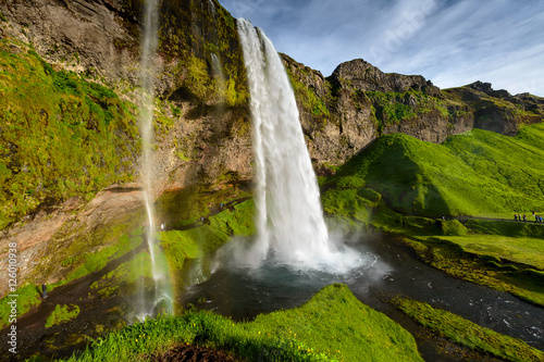 seljalandsfoss-jeden-z-najslynniejszych-islandzkich-wa